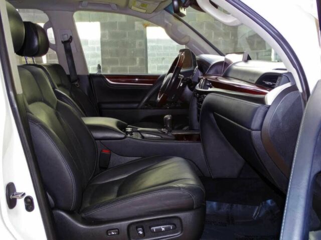 Белый Лексус ЛХ, объемом двигателя 5.7 л и пробегом 75 тыс. км за 40000 $, фото 9 на Automoto.ua