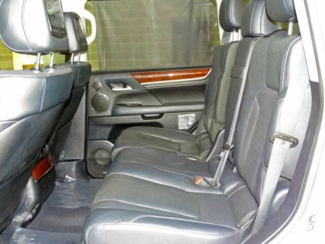 Белый Лексус ЛХ, объемом двигателя 5.7 л и пробегом 75 тыс. км за 40000 $, фото 11 на Automoto.ua