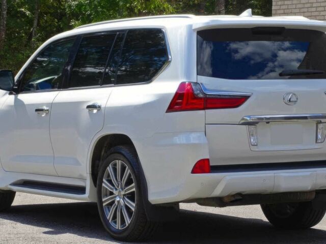 Белый Лексус ЛХ, объемом двигателя 5.7 л и пробегом 75 тыс. км за 40000 $, фото 7 на Automoto.ua