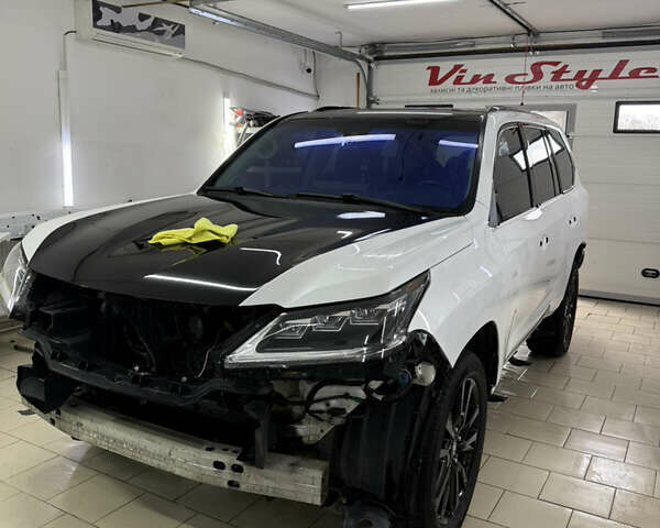 Белый Лексус ЛХ, объемом двигателя 5.66 л и пробегом 148 тыс. км за 77000 $, фото 63 на Automoto.ua