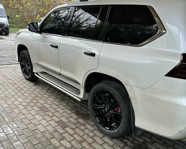 Белый Лексус ЛХ, объемом двигателя 5.66 л и пробегом 148 тыс. км за 77000 $, фото 70 на Automoto.ua
