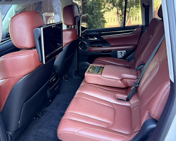 Белый Лексус ЛХ, объемом двигателя 5.66 л и пробегом 148 тыс. км за 77000 $, фото 106 на Automoto.ua
