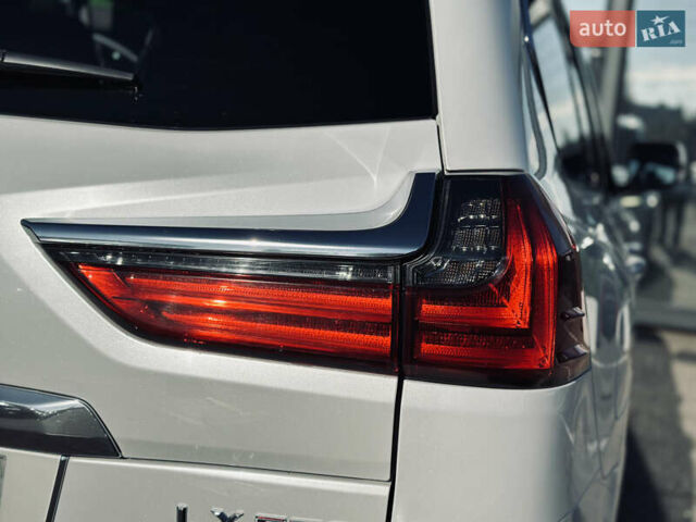 Белый Лексус ЛХ, объемом двигателя 5.7 л и пробегом 263 тыс. км за 68000 $, фото 10 на Automoto.ua