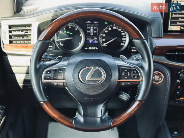 Белый Лексус ЛХ, объемом двигателя 5.7 л и пробегом 263 тыс. км за 68000 $, фото 48 на Automoto.ua