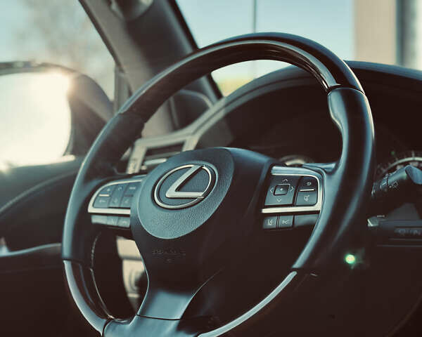 Белый Лексус ЛХ, объемом двигателя 5.7 л и пробегом 263 тыс. км за 68000 $, фото 57 на Automoto.ua