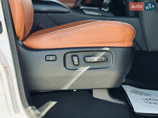 Белый Лексус ЛХ, объемом двигателя 5.7 л и пробегом 263 тыс. км за 68000 $, фото 82 на Automoto.ua