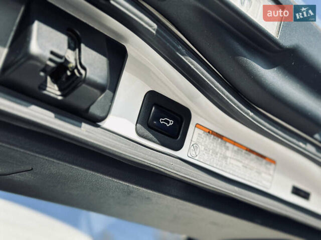 Белый Лексус ЛХ, объемом двигателя 5.7 л и пробегом 263 тыс. км за 68000 $, фото 13 на Automoto.ua