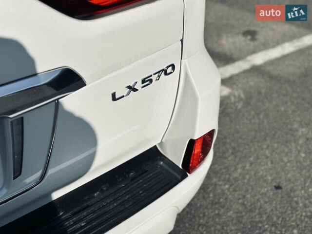 Белый Лексус ЛХ, объемом двигателя 5.7 л и пробегом 263 тыс. км за 68000 $, фото 11 на Automoto.ua