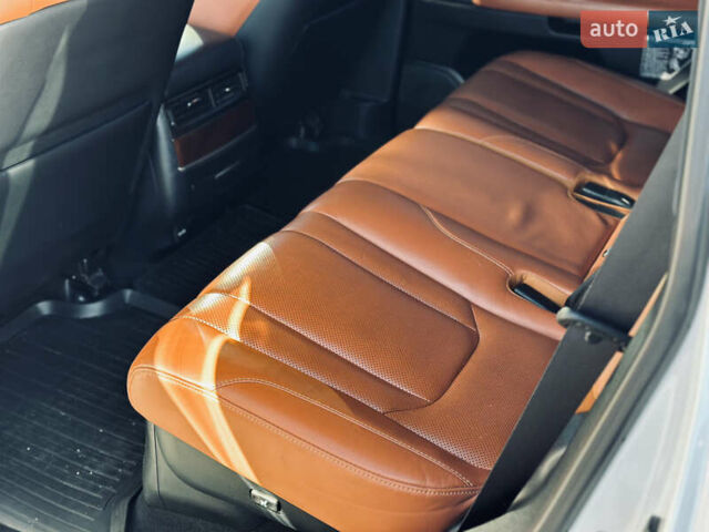 Белый Лексус ЛХ, объемом двигателя 5.7 л и пробегом 263 тыс. км за 68000 $, фото 26 на Automoto.ua