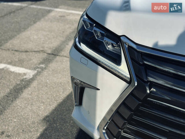 Белый Лексус ЛХ, объемом двигателя 5.7 л и пробегом 263 тыс. км за 68000 $, фото 9 на Automoto.ua