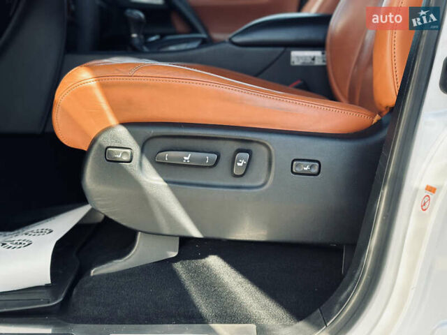 Белый Лексус ЛХ, объемом двигателя 5.7 л и пробегом 263 тыс. км за 68000 $, фото 33 на Automoto.ua