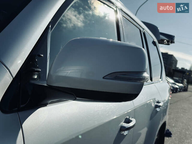 Белый Лексус ЛХ, объемом двигателя 5.7 л и пробегом 263 тыс. км за 68000 $, фото 3 на Automoto.ua