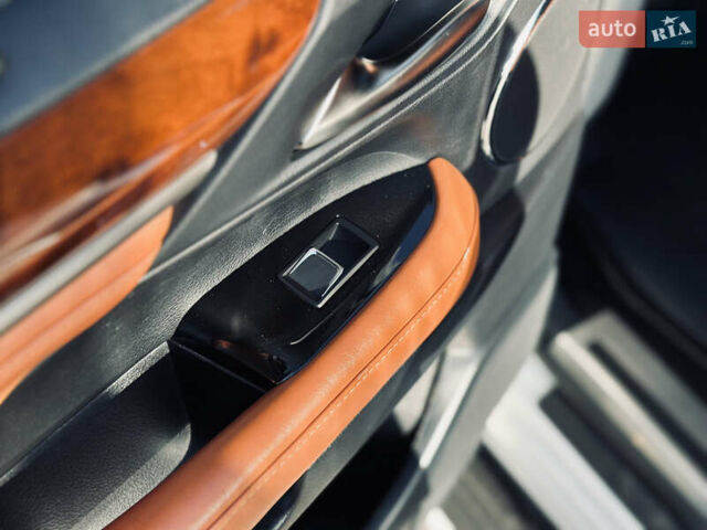 Белый Лексус ЛХ, объемом двигателя 5.7 л и пробегом 263 тыс. км за 68000 $, фото 19 на Automoto.ua