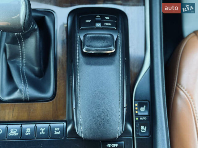 Белый Лексус ЛХ, объемом двигателя 5.7 л и пробегом 263 тыс. км за 68000 $, фото 55 на Automoto.ua