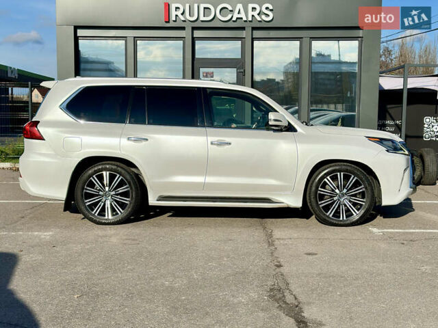 Белый Лексус ЛХ, объемом двигателя 5.7 л и пробегом 263 тыс. км за 68000 $, фото 2 на Automoto.ua