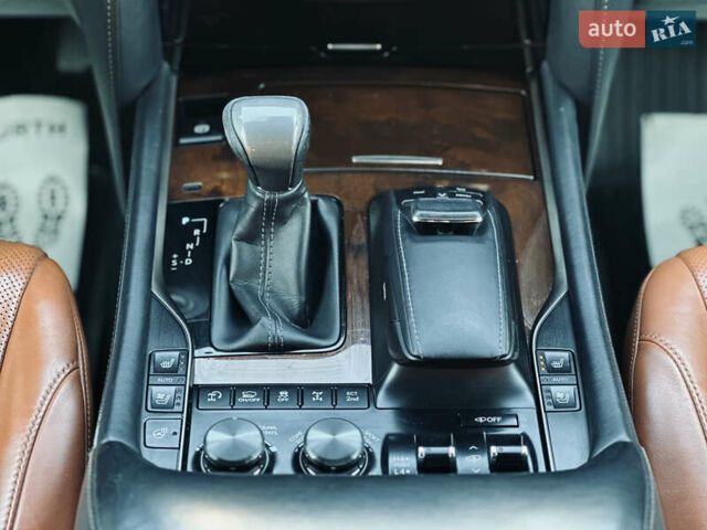 Белый Лексус ЛХ, объемом двигателя 5.7 л и пробегом 263 тыс. км за 68000 $, фото 46 на Automoto.ua