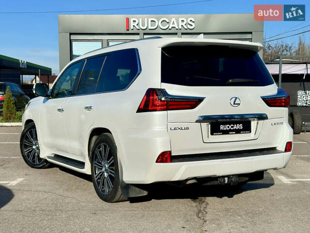 Белый Лексус ЛХ, объемом двигателя 5.7 л и пробегом 263 тыс. км за 68000 $, фото 5 на Automoto.ua