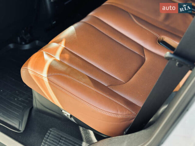 Белый Лексус ЛХ, объемом двигателя 5.7 л и пробегом 263 тыс. км за 68000 $, фото 20 на Automoto.ua