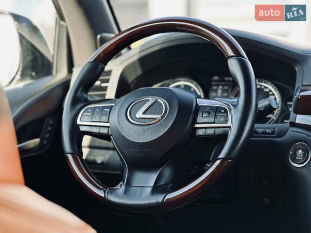 Белый Лексус ЛХ, объемом двигателя 5.7 л и пробегом 263 тыс. км за 68000 $, фото 47 на Automoto.ua