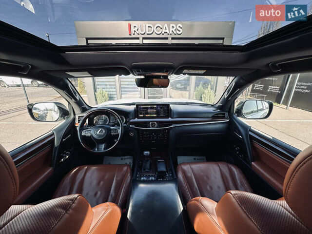 Белый Лексус ЛХ, объемом двигателя 5.7 л и пробегом 263 тыс. км за 68000 $, фото 49 на Automoto.ua