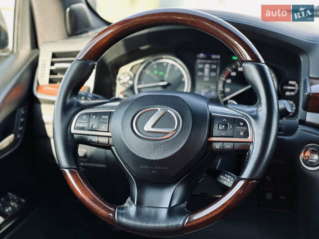 Белый Лексус ЛХ, объемом двигателя 5.7 л и пробегом 263 тыс. км за 68000 $, фото 54 на Automoto.ua