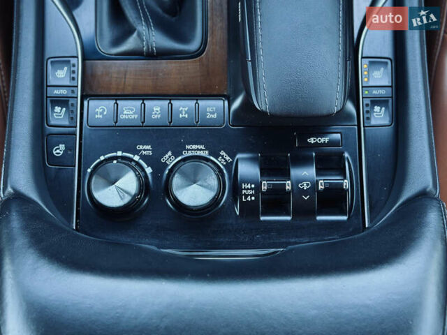 Белый Лексус ЛХ, объемом двигателя 5.7 л и пробегом 263 тыс. км за 68000 $, фото 56 на Automoto.ua