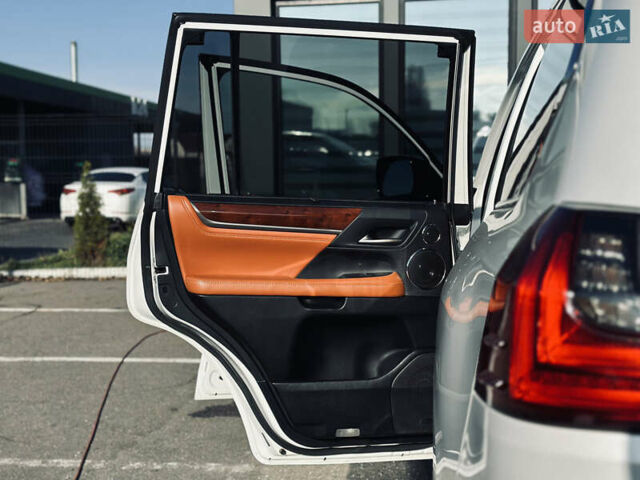 Белый Лексус ЛХ, объемом двигателя 5.7 л и пробегом 263 тыс. км за 68000 $, фото 17 на Automoto.ua