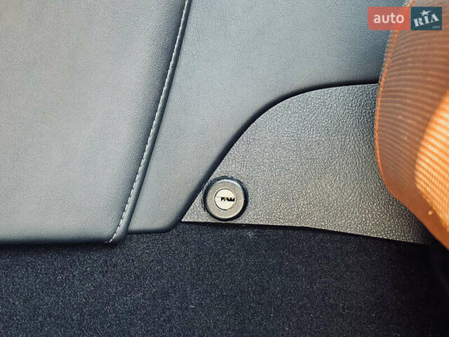 Белый Лексус ЛХ, объемом двигателя 5.7 л и пробегом 263 тыс. км за 68000 $, фото 86 на Automoto.ua