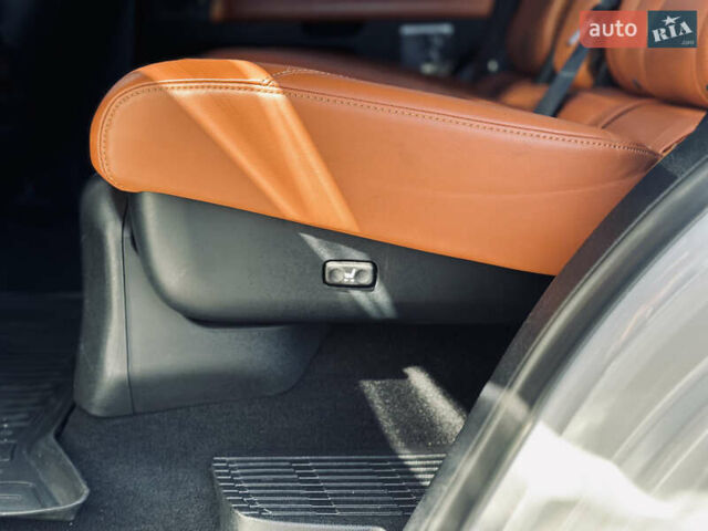 Белый Лексус ЛХ, объемом двигателя 5.7 л и пробегом 263 тыс. км за 68000 $, фото 24 на Automoto.ua