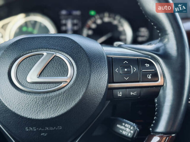 Белый Лексус ЛХ, объемом двигателя 5.7 л и пробегом 263 тыс. км за 68000 $, фото 68 на Automoto.ua