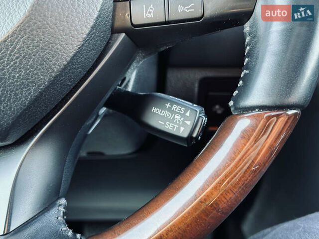 Белый Лексус ЛХ, объемом двигателя 5.7 л и пробегом 263 тыс. км за 68000 $, фото 64 на Automoto.ua