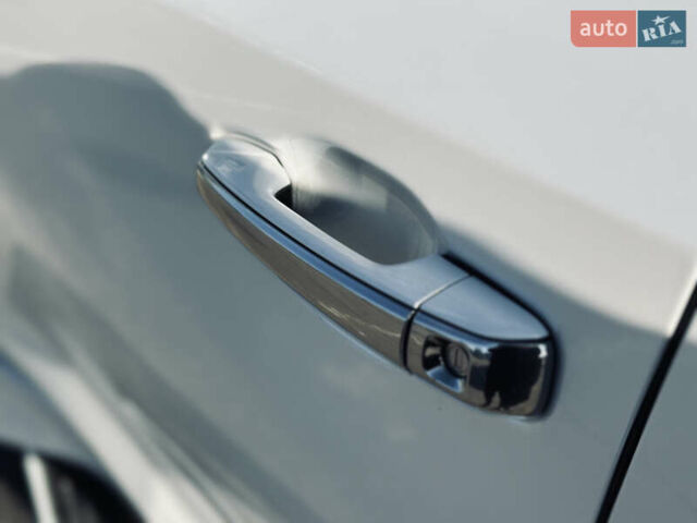 Белый Лексус ЛХ, объемом двигателя 5.7 л и пробегом 263 тыс. км за 68000 $, фото 62 на Automoto.ua