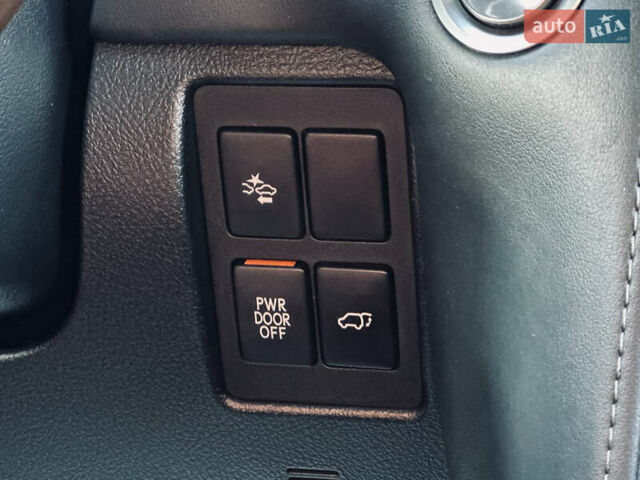 Белый Лексус ЛХ, объемом двигателя 5.7 л и пробегом 263 тыс. км за 68000 $, фото 59 на Automoto.ua