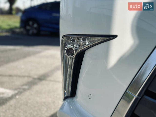 Белый Лексус ЛХ, объемом двигателя 5.7 л и пробегом 263 тыс. км за 68000 $, фото 12 на Automoto.ua