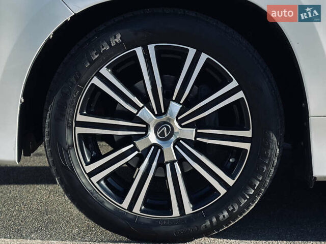 Белый Лексус ЛХ, объемом двигателя 5.7 л и пробегом 263 тыс. км за 68000 $, фото 14 на Automoto.ua