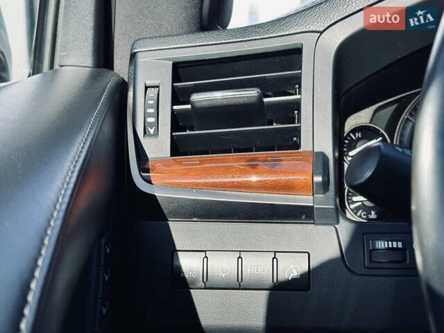 Белый Лексус ЛХ, объемом двигателя 5.7 л и пробегом 263 тыс. км за 68000 $, фото 71 на Automoto.ua