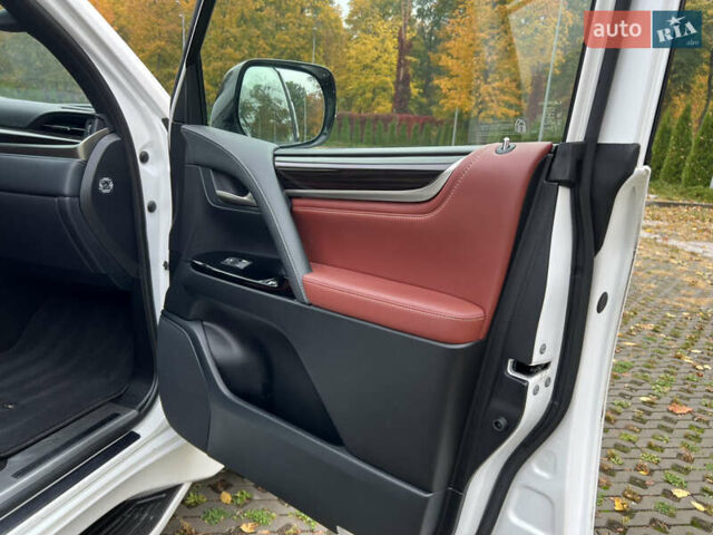 Белый Лексус ЛХ, объемом двигателя 4.46 л и пробегом 60 тыс. км за 85000 $, фото 30 на Automoto.ua