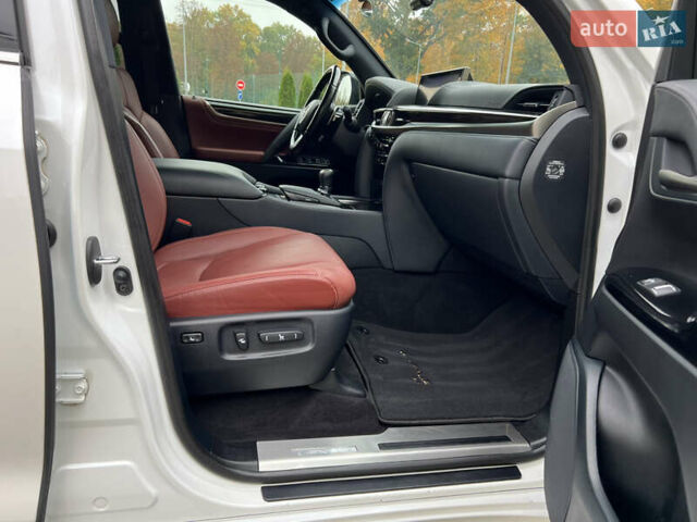 Белый Лексус ЛХ, объемом двигателя 4.46 л и пробегом 60 тыс. км за 85000 $, фото 29 на Automoto.ua