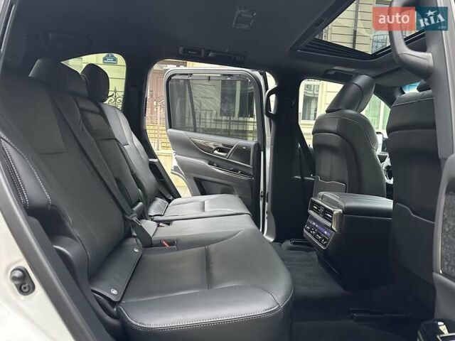 Белый Лексус ЛХ, объемом двигателя 3.35 л и пробегом 12 тыс. км за 120500 $, фото 85 на Automoto.ua