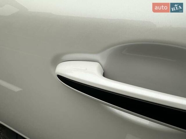 Белый Лексус ЛХ, объемом двигателя 3.35 л и пробегом 12 тыс. км за 120500 $, фото 28 на Automoto.ua