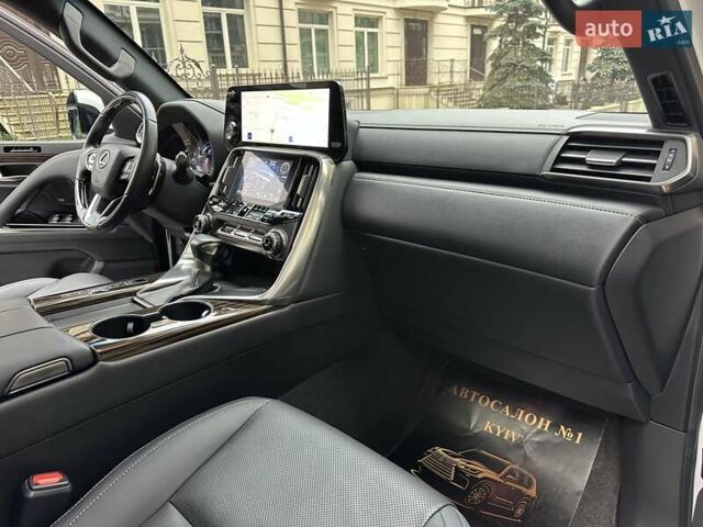 Белый Лексус ЛХ, объемом двигателя 3.35 л и пробегом 12 тыс. км за 120500 $, фото 66 на Automoto.ua