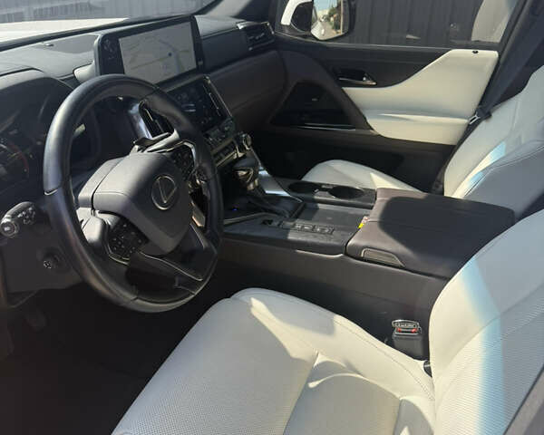 Белый Лексус ЛХ, объемом двигателя 3.35 л и пробегом 44 тыс. км за 115000 $, фото 2 на Automoto.ua