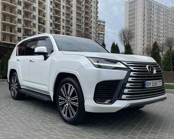 Белый Лексус ЛХ, объемом двигателя 3.35 л и пробегом 7 тыс. км за 122800 $, фото 1 на Automoto.ua