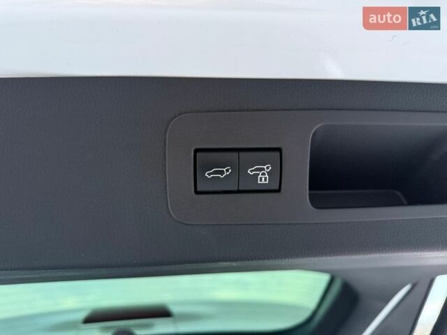 Білий Лексус ЛХ, об'ємом двигуна 3.3 л та пробігом 173 тис. км за 98000 $, фото 13 на Automoto.ua