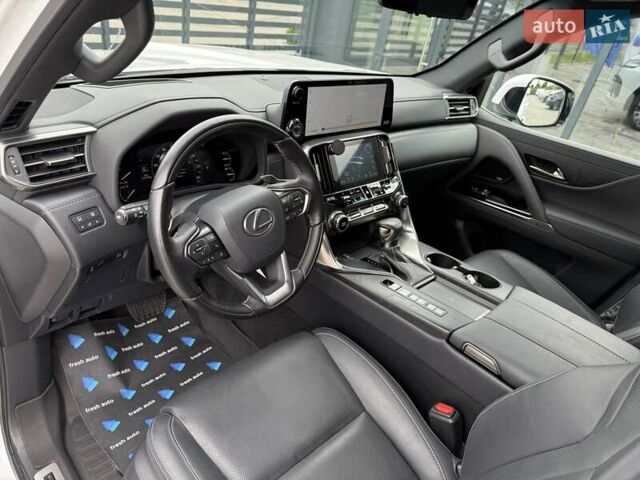 Белый Лексус ЛХ, объемом двигателя 3.35 л и пробегом 52 тыс. км за 113700 $, фото 19 на Automoto.ua