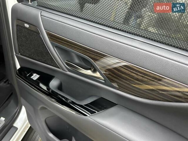 Белый Лексус ЛХ, объемом двигателя 3.35 л и пробегом 12 тыс. км за 120500 $, фото 88 на Automoto.ua