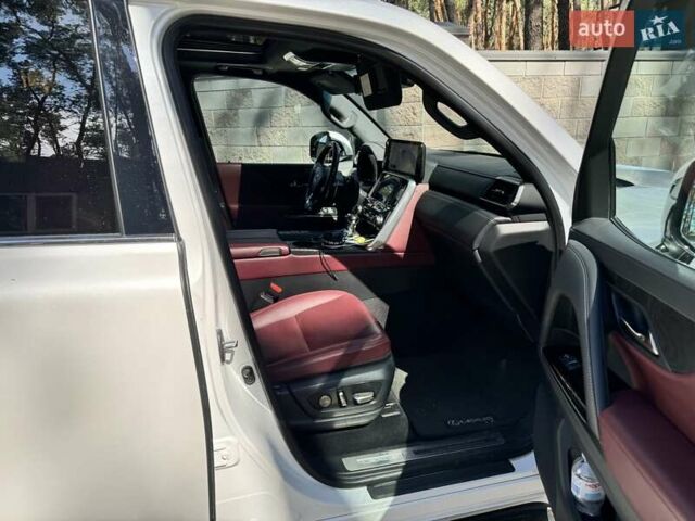 Белый Лексус ЛХ, объемом двигателя 3.35 л и пробегом 170 тыс. км за 88000 $, фото 2 на Automoto.ua
