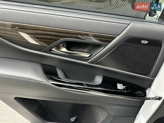 Белый Лексус ЛХ, объемом двигателя 3.35 л и пробегом 12 тыс. км за 120500 $, фото 83 на Automoto.ua