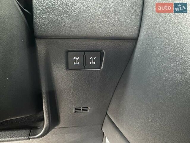 Белый Лексус ЛХ, объемом двигателя 3.35 л и пробегом 12 тыс. км за 120500 $, фото 47 на Automoto.ua