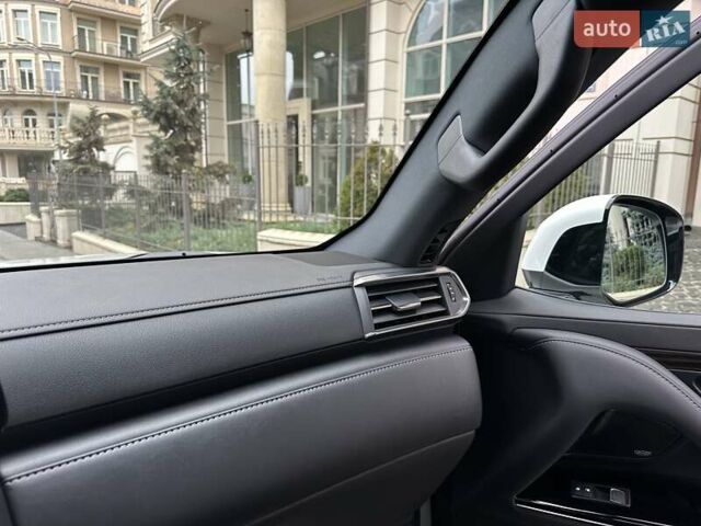 Белый Лексус ЛХ, объемом двигателя 3.35 л и пробегом 12 тыс. км за 120500 $, фото 64 на Automoto.ua